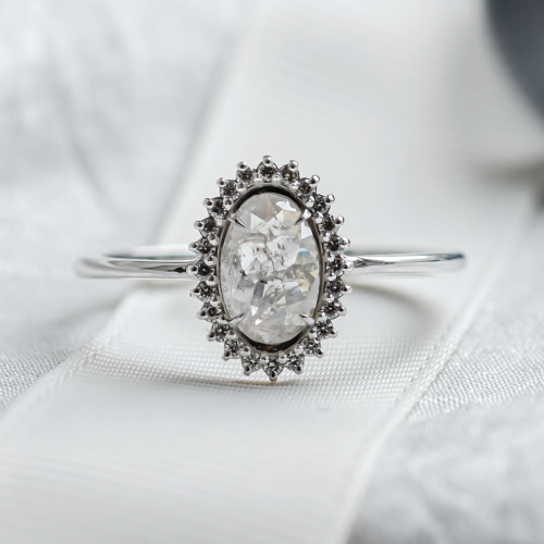 Netradiční halo zásnubní prsten se salt and pepper diamanty RIDLEY