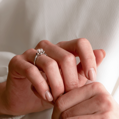 Unusual engagement ring with lab-grown diamond RISTO