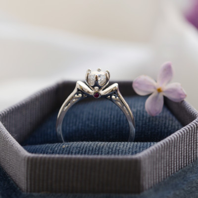 Unusual engagement ring with lab-grown diamond RISTO
