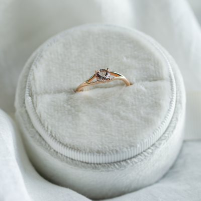 Jemný zlatý prsten s morganitem ROSALIS