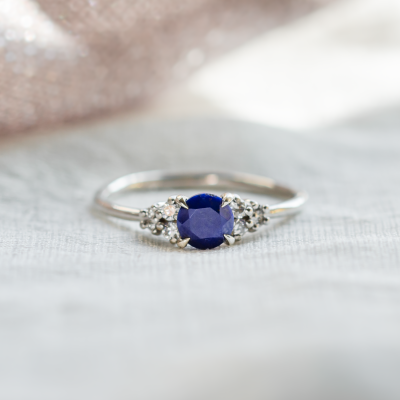 Gold ring with central lapis lazuli and diamonds ROYAL