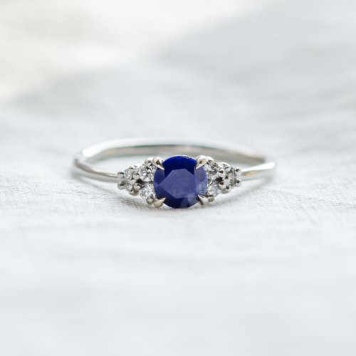 Gold ring with central lapis lazuli and diamonds ROYAL