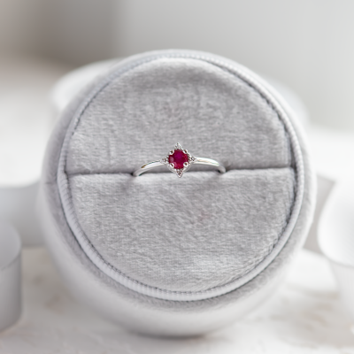 Zlatý prsten s rubínem a diamanty RUBY