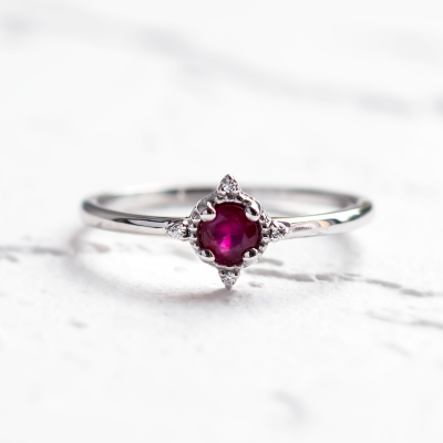 Zlatý prsten s rubínem a diamanty RUBY