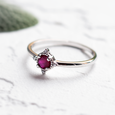 Zlatý prsten s rubínem a diamanty RUBY