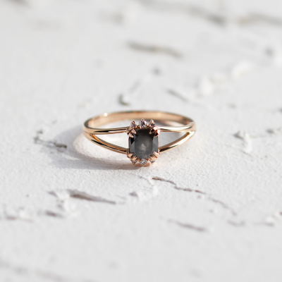 Originální prsten se salt and pepper a přírodními diamanty SALOMINA