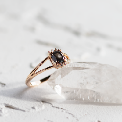 Originální prsten se salt and pepper a přírodními diamanty SALOMINA