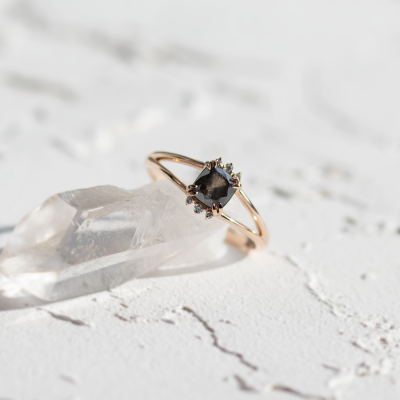 Originální prsten se salt and pepper a přírodními diamanty SALOMINA