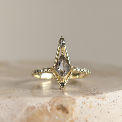 Extravagantní prsten se salt and pepper diamanty SANIA