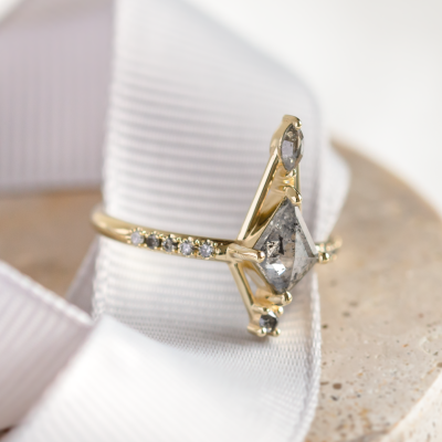 Extravagantní prsten se salt and pepper diamanty SANIA