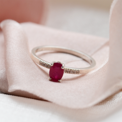Zlatý prsten s oválným rubínem a diamanty SARAH