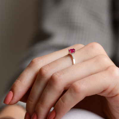 Zlatý prsten s oválným rubínem a diamanty SARAH