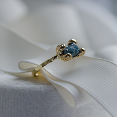 Gold ring with blue raw diamond and hammered surface SEA