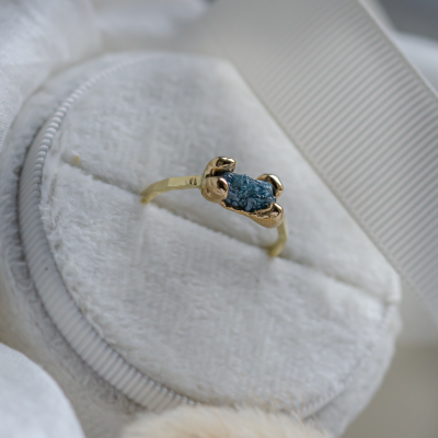 Gold ring with blue raw diamond and hammered surface SEA