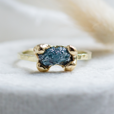 Gold ring with blue raw diamond and hammered surface SEA