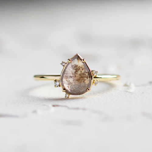 Originální prsten se salt and pepper a bočními diamanty SELMA