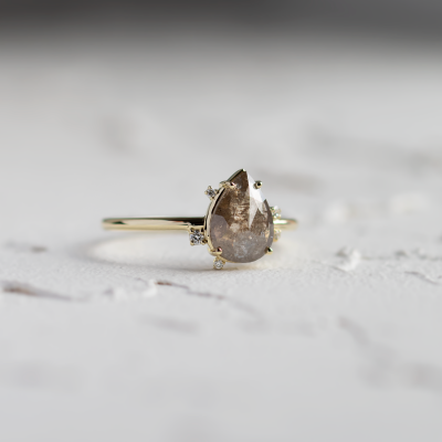 Originální prsten se salt and pepper a bočními diamanty SELMA