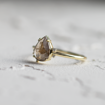 Originální prsten se salt and pepper a bočními diamanty SELMA