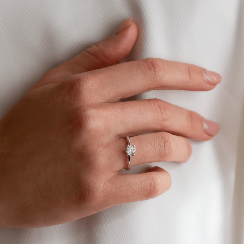 Classic engagement ring with lab-grown diamond SEMLA