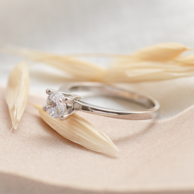 SEMLE delicate gold diamond engagement ring