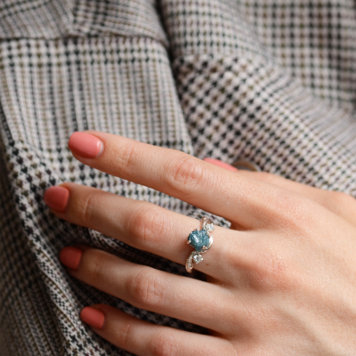 Zlatý prsten s modrým surovým diamantem a klasickými diamanty SIRENA