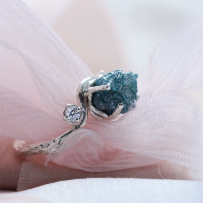 Raw blue diamond gold ring with side diamonds SIRENA