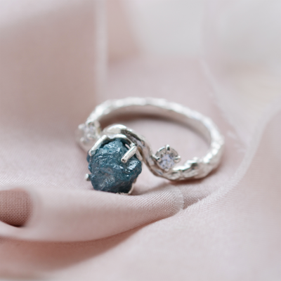Raw blue diamond gold ring with side diamonds SIRENA