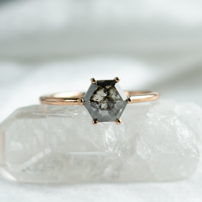 Minimalist ring with hexagon salt and pepper diamond SIXTA