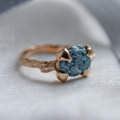 Gold ring with blue raw diamond and unusual rim SKY