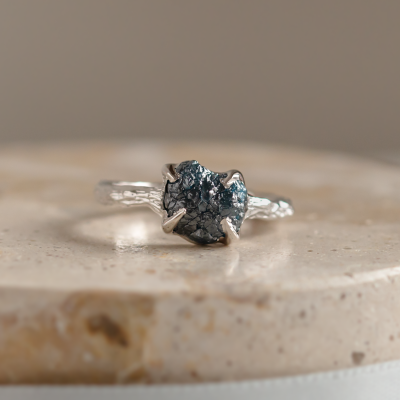 Zlatý prsten se surovým modrým diamantem a netradiční obroučkou SKY
