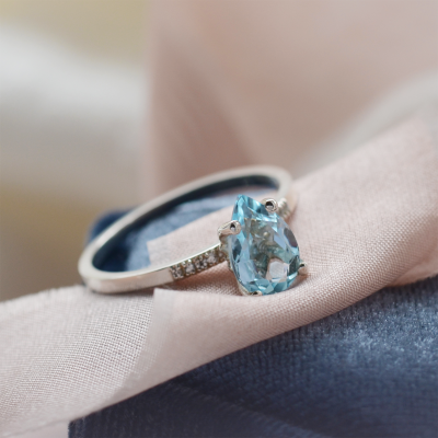 Zásnubní prsten s modrým topazem a diamanty SOFIA