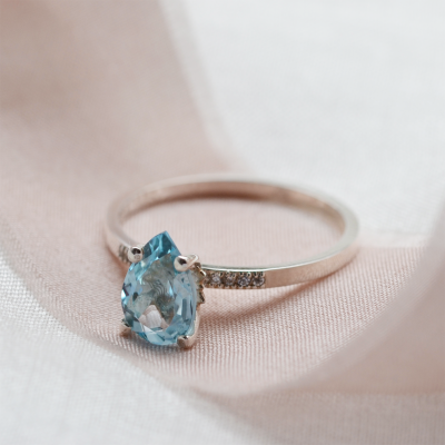 Zásnubní prsten s modrým topazem a diamanty SOFIA