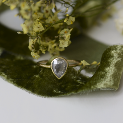 Zlatý netradiční prsten s pear salt and pepper diamantem SONIA