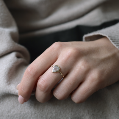Zlatý netradiční prsten s pear salt and pepper diamantem SONIA