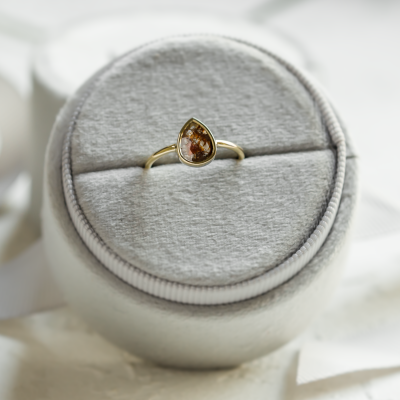 XENIA gold ring with salt and pepper diamond