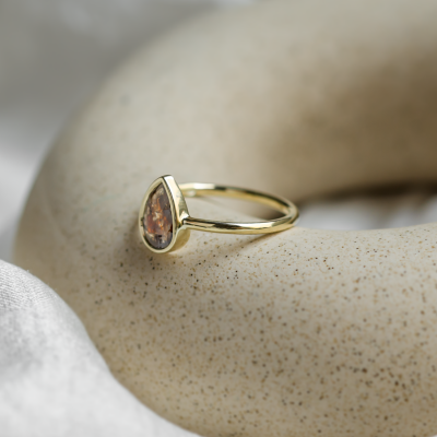 XENIA gold ring with salt and pepper diamond