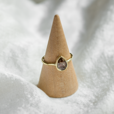 XENIA gold ring with salt and pepper diamond