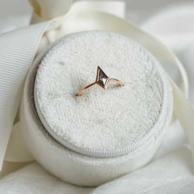 Solid gold ring with salt and pepper diamond STEW