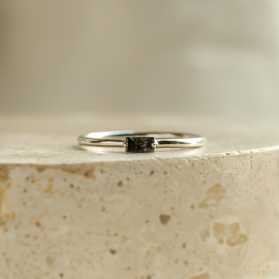 Minimalist ring with baguette salt'n'pepper diamond TASSI