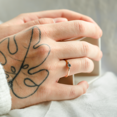 Minimalist engagement ring with salt and pepper diamonds TROIS