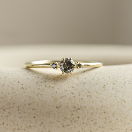 Minimalistický zásnubní prsten se salt and pepper diamanty TROIS