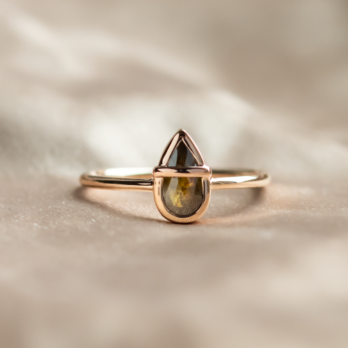 Netradiční zlatý prsten s pear salt and pepper diamantem TULLIA