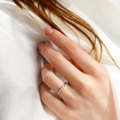 Elegant engagement ring with 0.5ct lab-grown diamond VEITAS