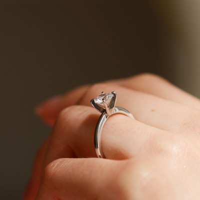 Elegant engagement ring with 0.5ct lab-grown diamond VEITAS