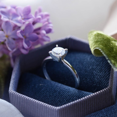 Zlatý zásnubní prsten  ve stylu solitér s diamantem 0.4ct VEITA