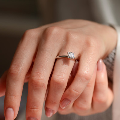 Zlatý zásnubní prsten  ve stylu solitér s diamantem 0.4ct VEITA