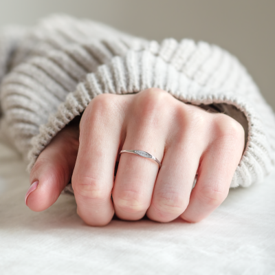 Minimalistický zlatý prsten s diamantem a gravírem VENI