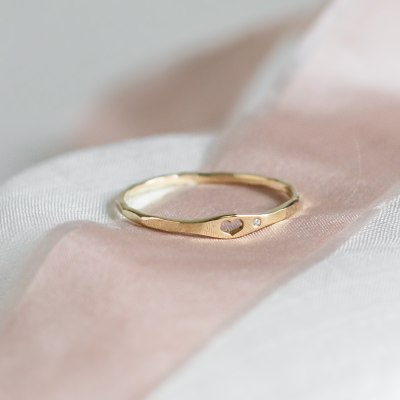 Minimalistický zlatý prsten s diamantem a gravírem VENI