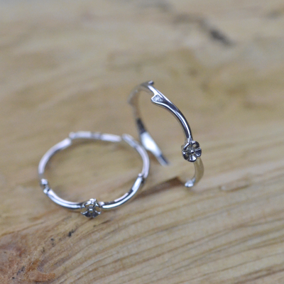 Minimalistický stříbrný prsten s květinami a diamanty  VILO