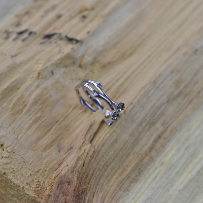 Minimalistický stříbrný prsten s květinami a diamanty  VILO